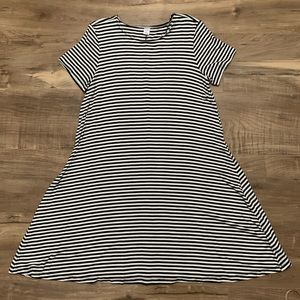 OLD NAVY women’s flowy black/white striped dress!